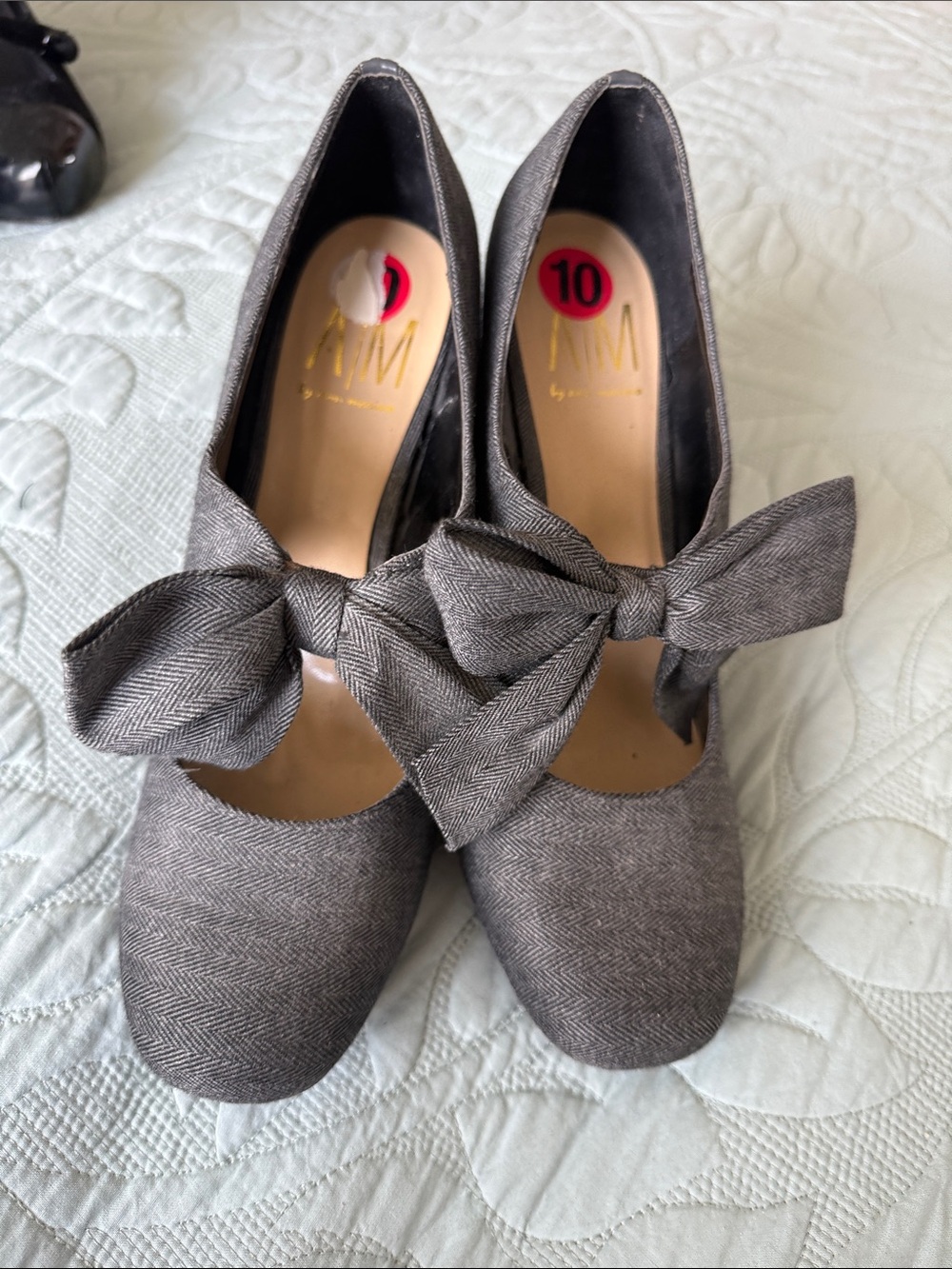 Ann Marino Herringbone Gray Bow Pumps